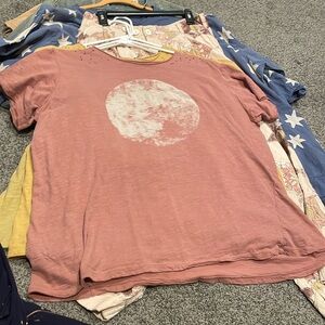 Magnolia Pearl full moon T-shirt one size spit all and bisque pink color